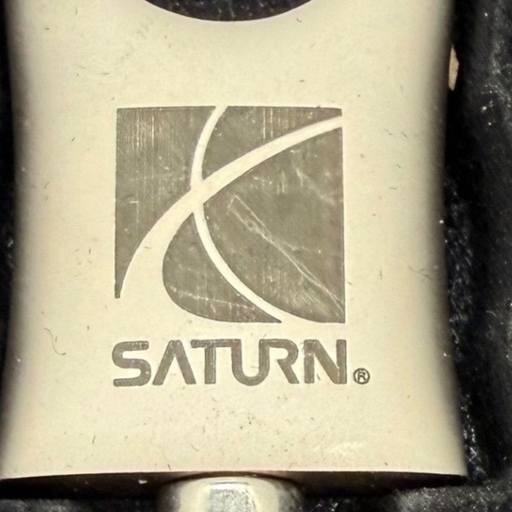 Saturn Car Logo Keychain Vintage Metal Keyring Collectible  -scratch‎